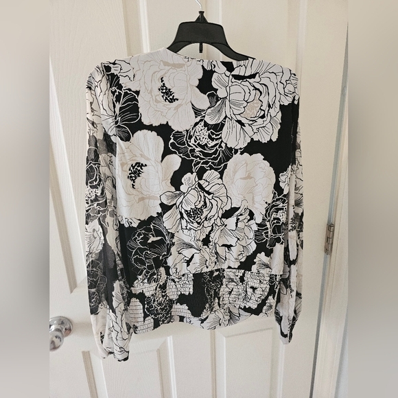 White House Black Market Black and White Floral Blouse - Picture 4 of 5